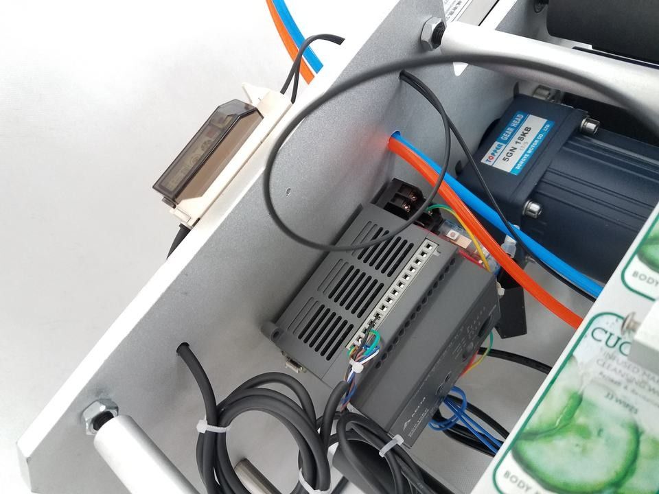برچسب چسبنده دسکتاپ نیمه اتوماتیک برچسب بطری استفاده کننده نوع پنوماتیک