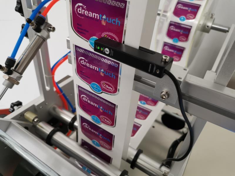 دستگاه برچسب گذاری دو طرفه با کیفیت بالا، دستگاه برچسب گذاری روی میز برای مخزن/ بطری گرد با عملکرد شمارش