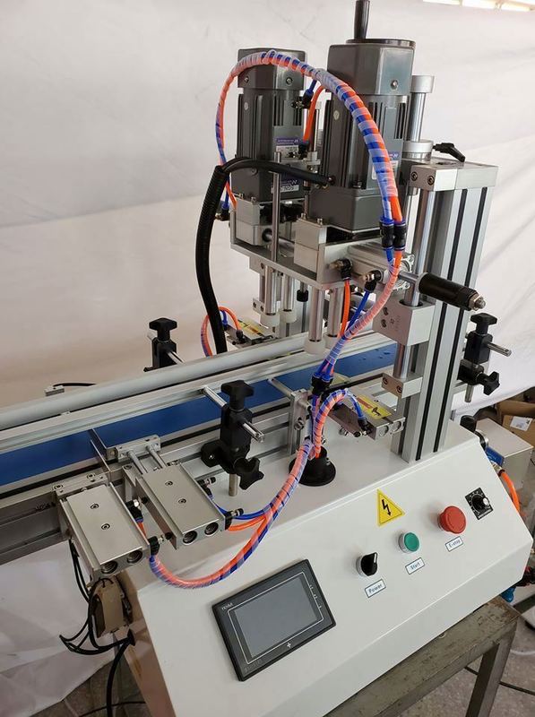 فروش مستقیم کارخانه طراحی جدید پنوماتیک میز بالا اتوماتیک پرتاب کننده اسپری ماشین کفپوش بطری پلاستیکی ماشین کفپوش