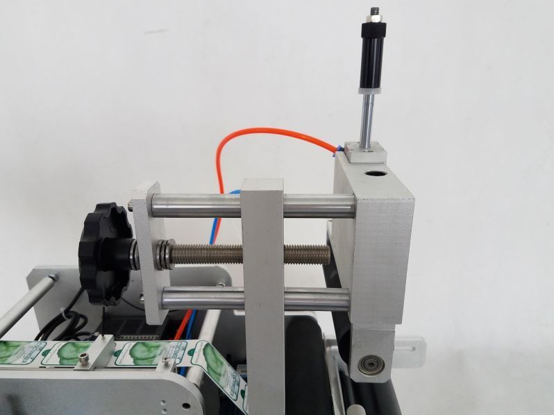 LT-80D Pneumatic Round Bottle Labeling Machine with 220V/110V Power 25-50 Pieces/Min for 15-120 mm Diameter Bottles