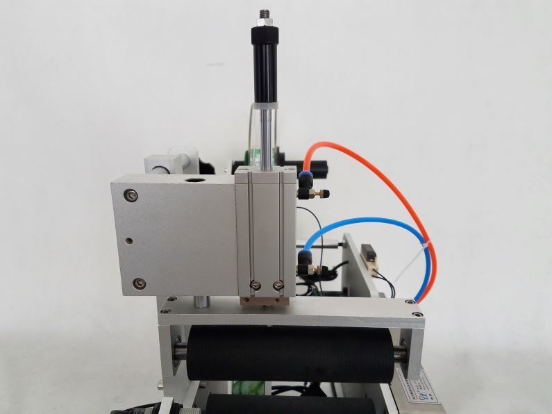 LT-80D Pneumatic Round Bottle Labeling Machine with 220V/110V Power 25-50 Pieces/Min for 15-120 mm Diameter Bottles